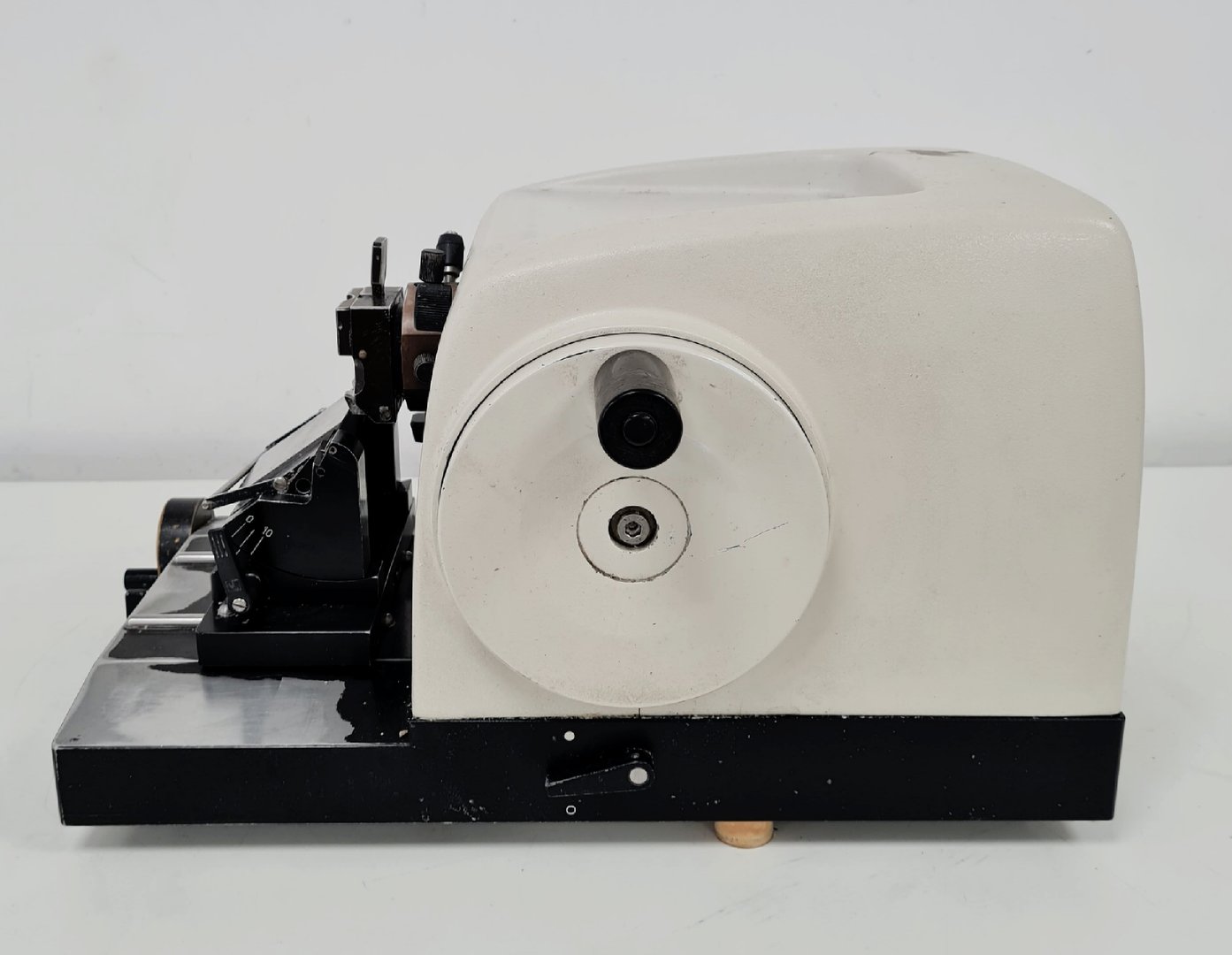 Image of Leica RM2125RT Microtome Cat. 045732229 lab