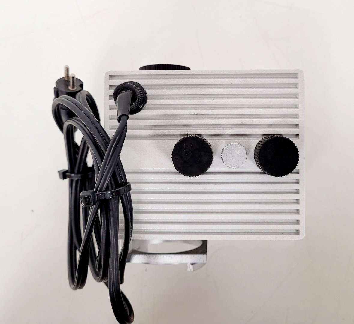 Image of Leica Diavert Inverted Microscope w/ 4 x Objectives & 465 Power Supply Lab