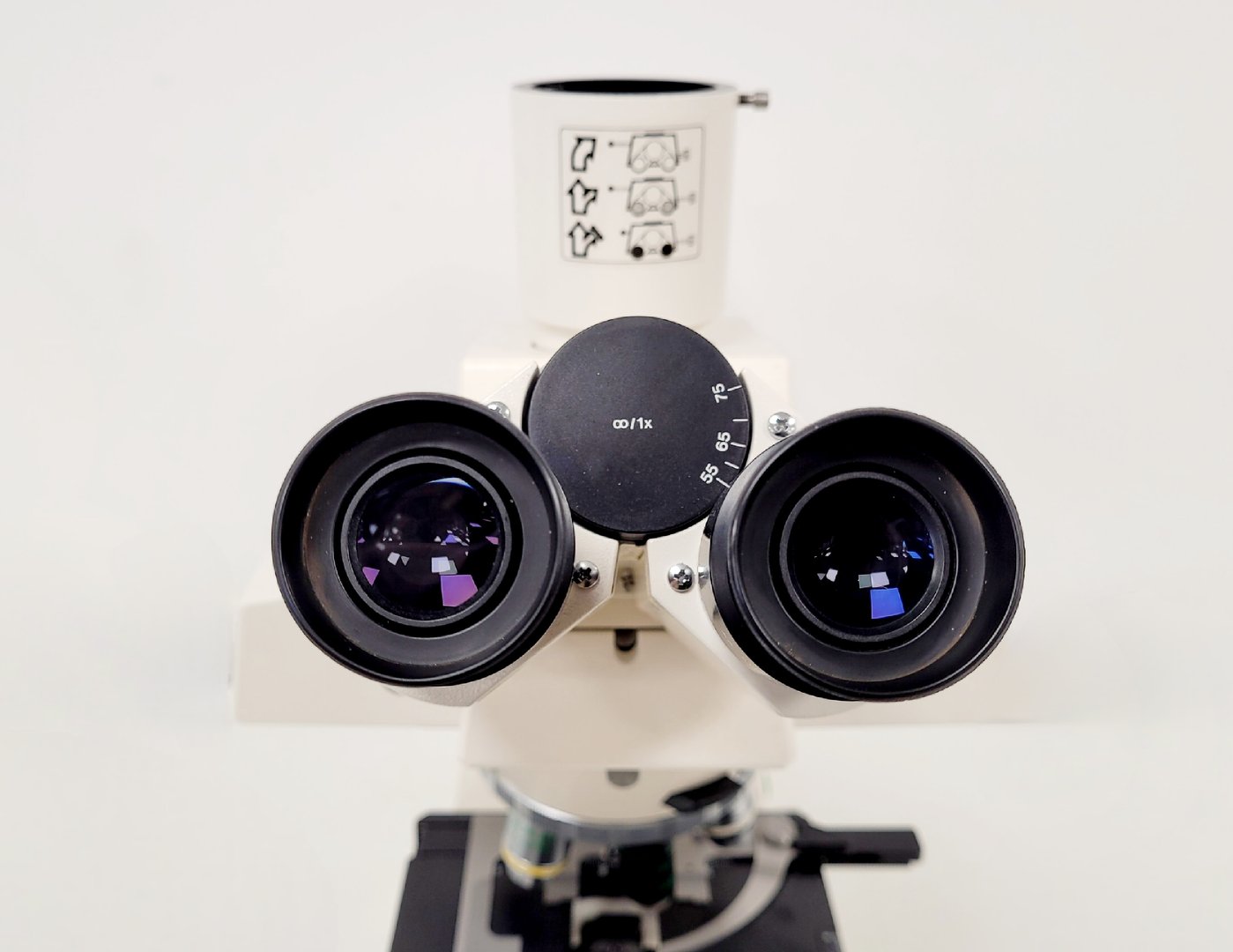 Image of Carl Zeiss Axioskop Microscope w/ 5 x Objectives,Eyepieces, Power Supply Lab