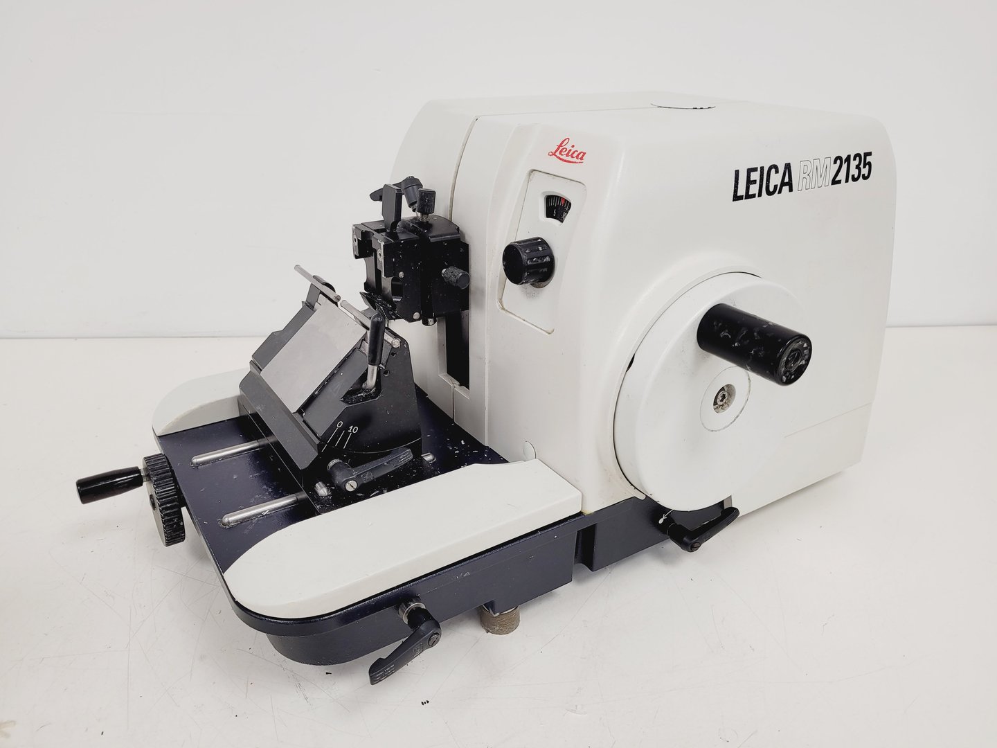 Image of Leica RM2135 Laboratory Rotary Microtome Cat no. 050029137 Lab