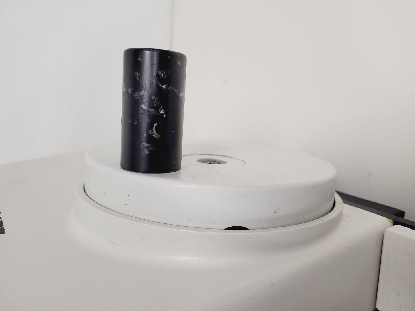 Image of Leica RM2135 Laboratory Rotary Microtome Cat no. 050029137 Lab