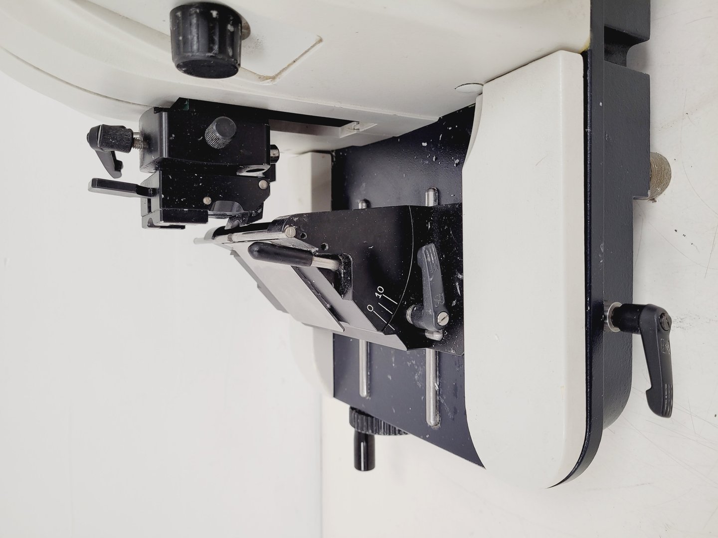 Image of Leica RM2135 Laboratory Rotary Microtome Cat no. 050029137 Lab