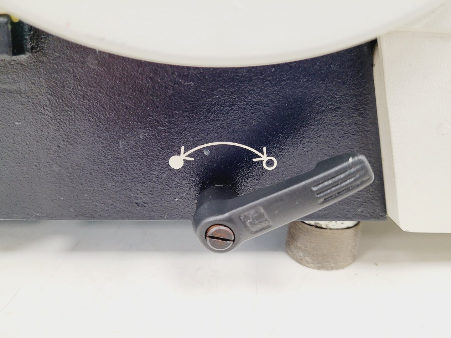 Image of Leica RM2135 Laboratory Rotary Microtome Cat no. 050029137 Lab