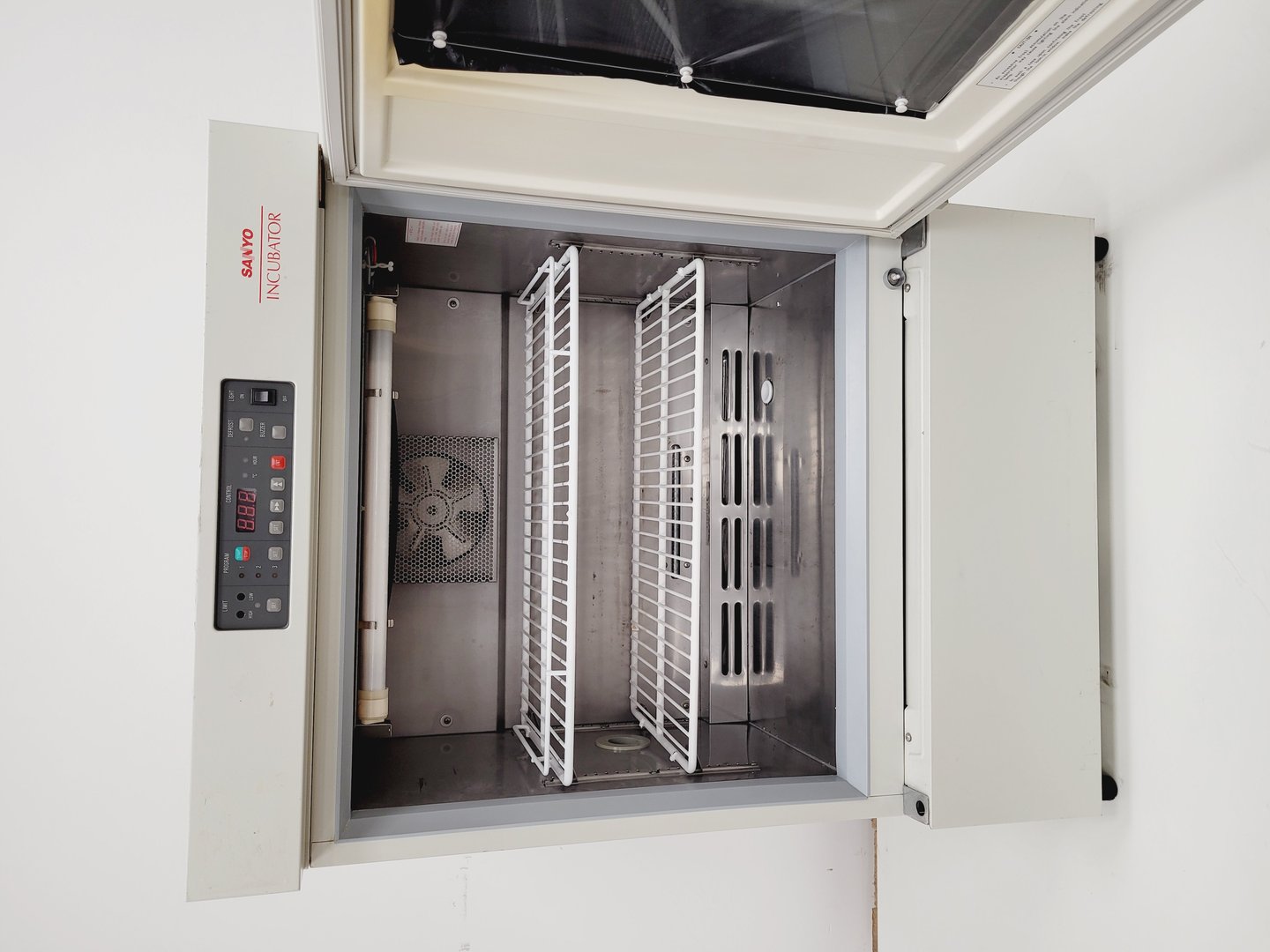 Image of Sanyo MIR-153 Refrigerated Laboratory Incubator Lab