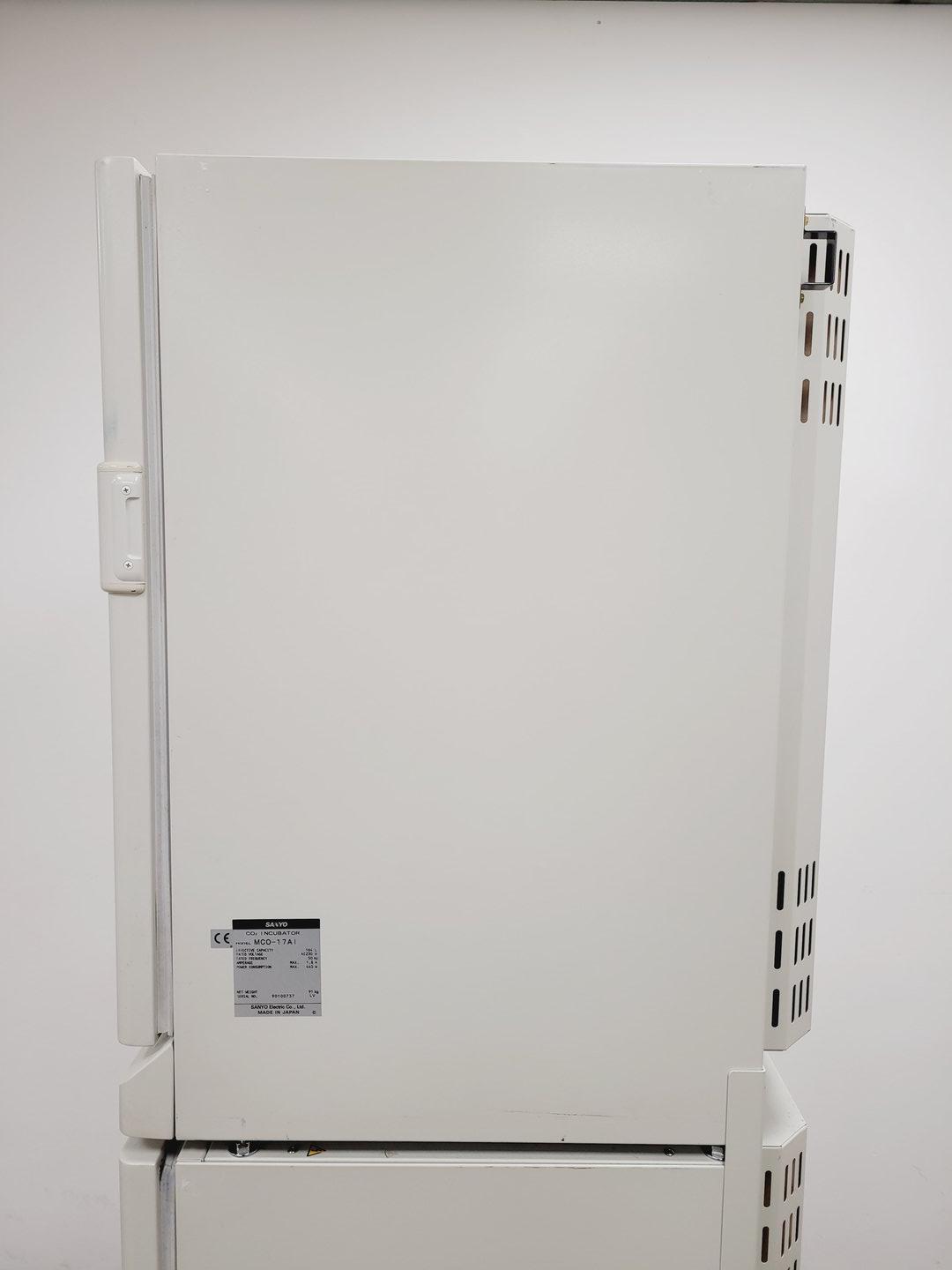 Image of Sanyo CO2 Laboratory Incubator Double Stack MCO-17AIC MCO-17AI Lab