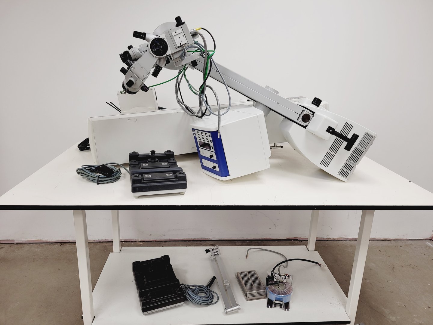 Image of Carl Zeiss OPMI VISU 210 S8 Surgical Microscope Lab