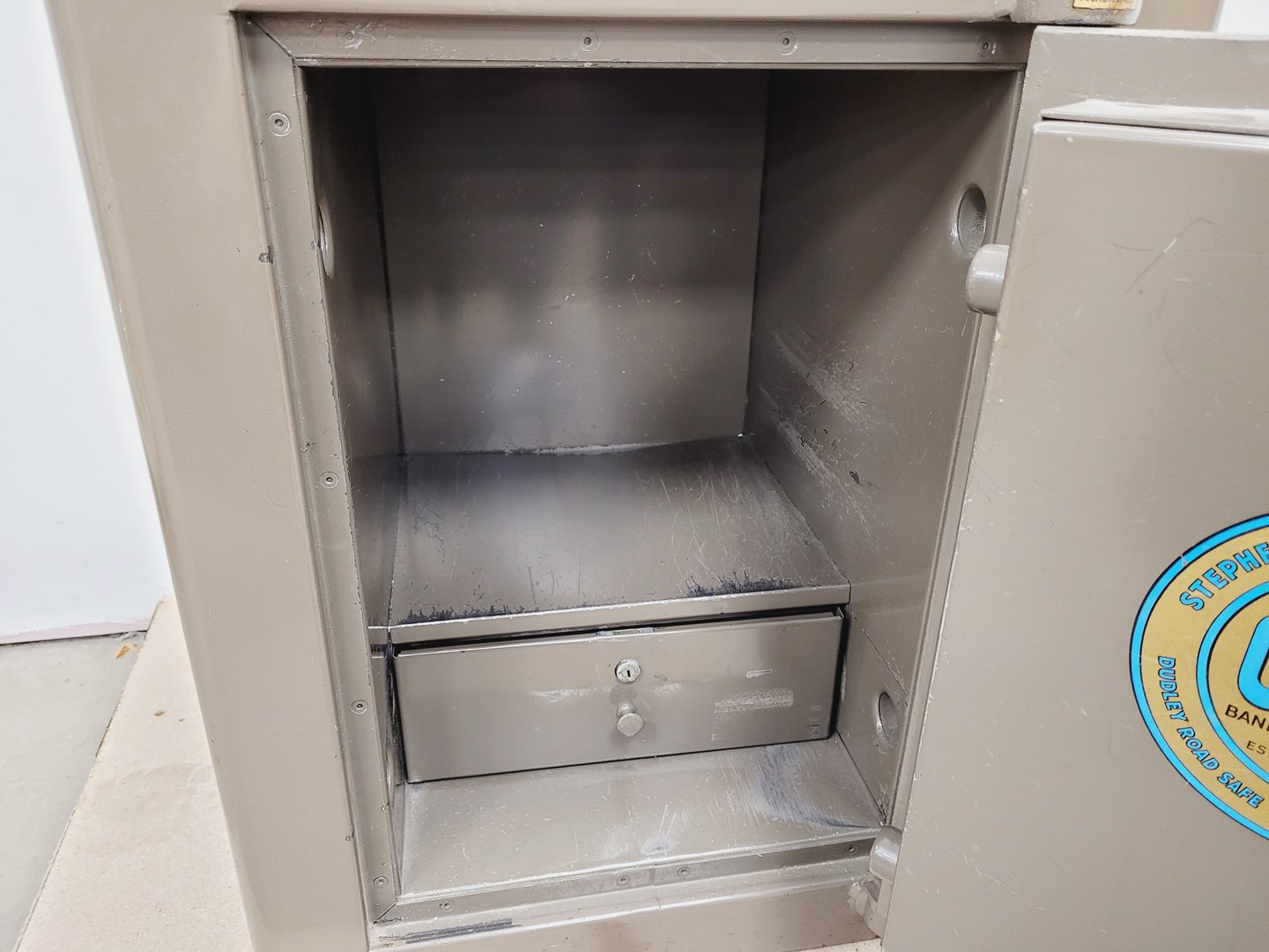 Image of Cox "Gibraltar" Super Bank Safe with Keys