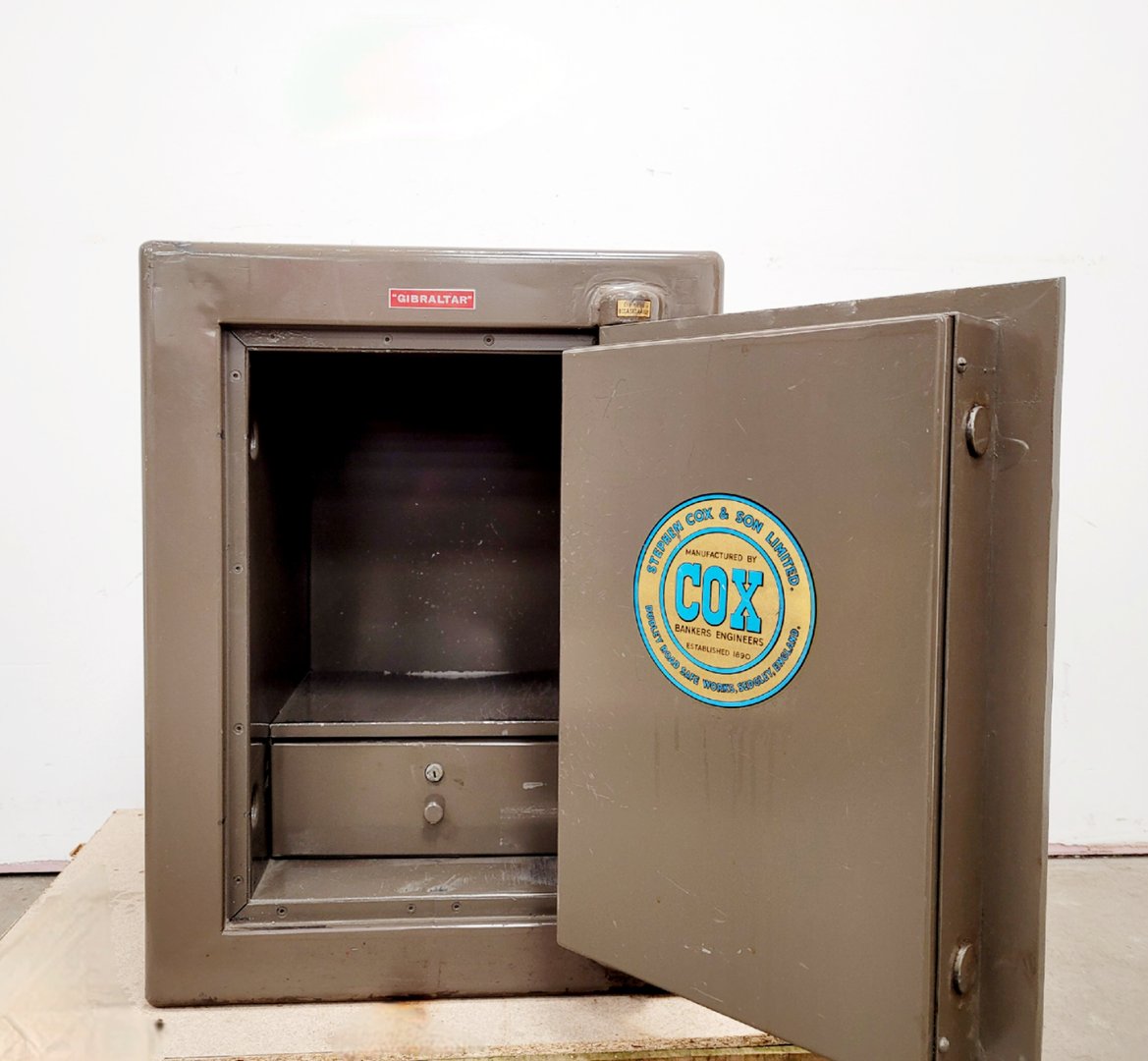 Image of Cox "Gibraltar" Super Bank Safe with Keys