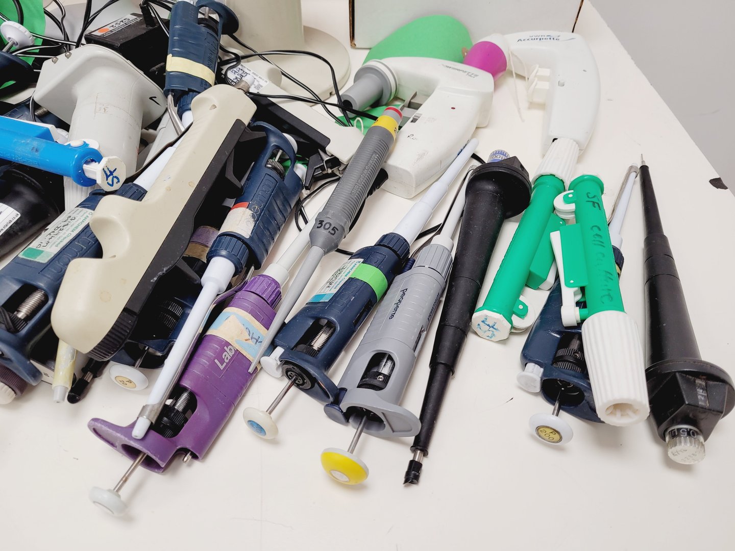Image of Large Job lot of 300+ Laboratory Pipettes, Pipettors,  Gilson, Eppendorf Lab