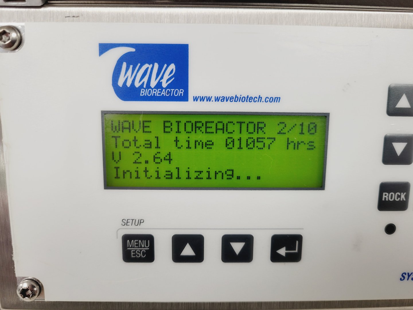 Panel używanego GE WAVE 2/10 z numerem wersji