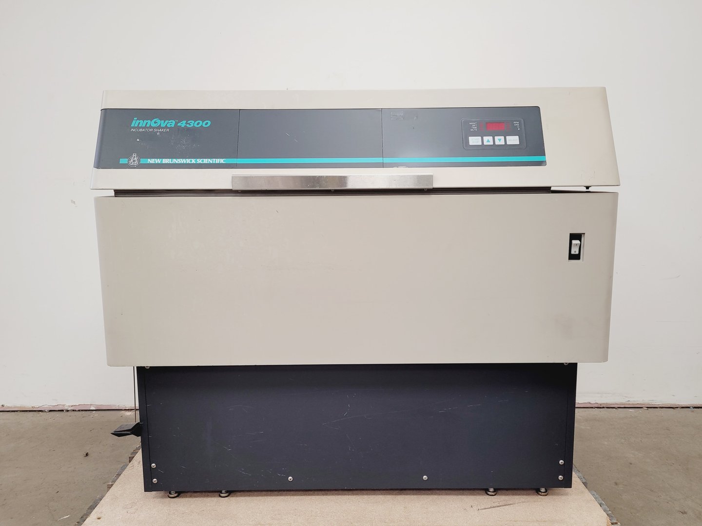 Image of New Brunswick Innova 4300 Incubator Shaker  Mfg no. M1193-0100 Lab