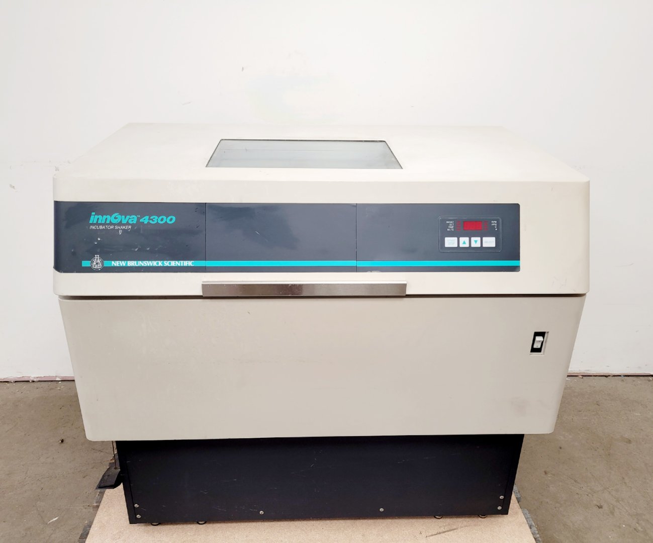 Image of New Brunswick Innova 4300 Incubator Shaker  Mfg no. M1193-0100 Lab