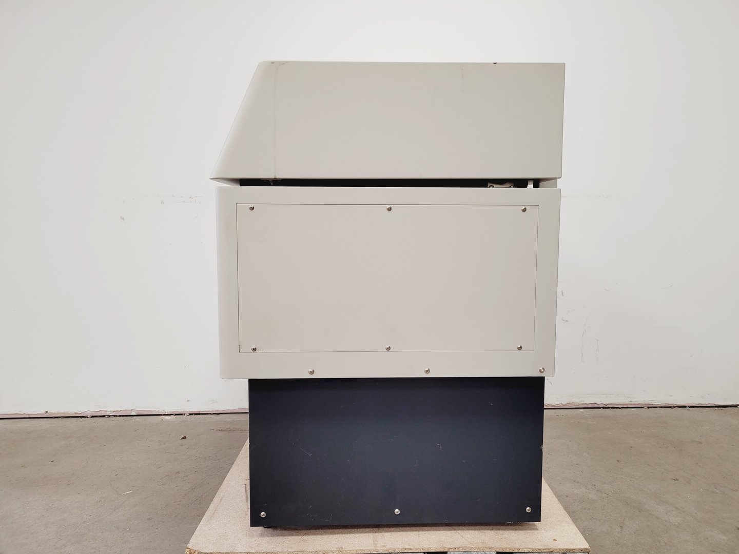 Image of New Brunswick Innova 4300 Incubator Shaker  Mfg no. M1193-0100 Lab