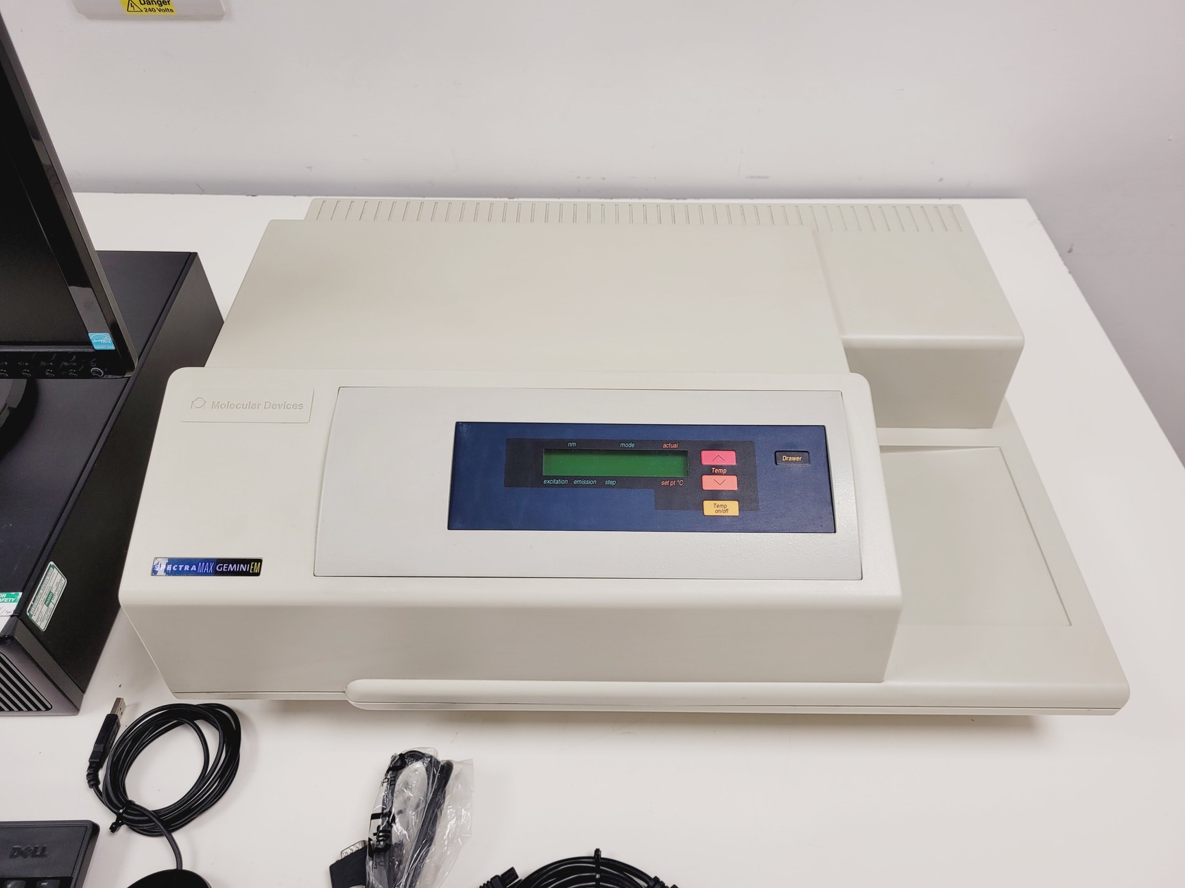 Image of Molecular Devices SpectraMax Gemini EM Microplate Fluorescence Reader System Lab