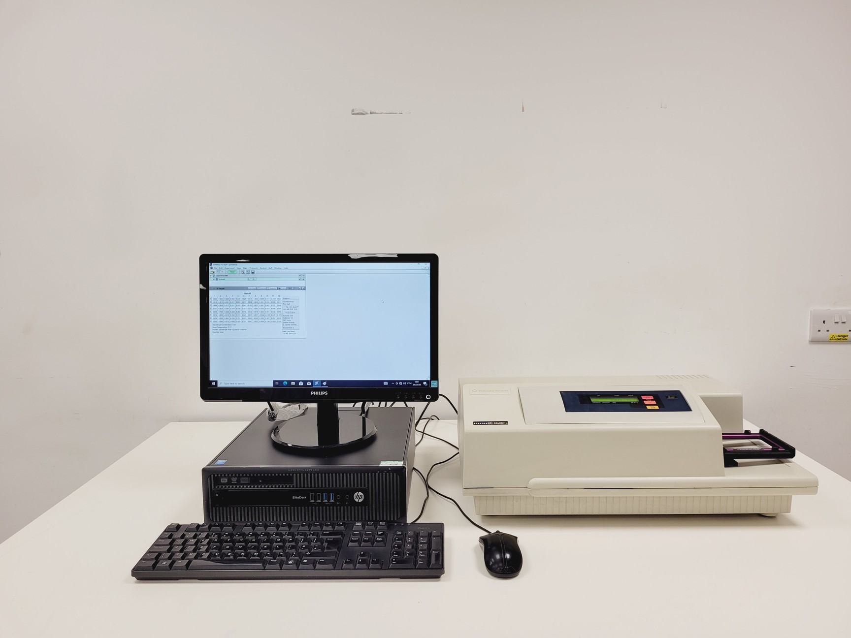 Image of Molecular Devices SpectraMax Gemini EM Microplate Fluorescence Reader System Lab