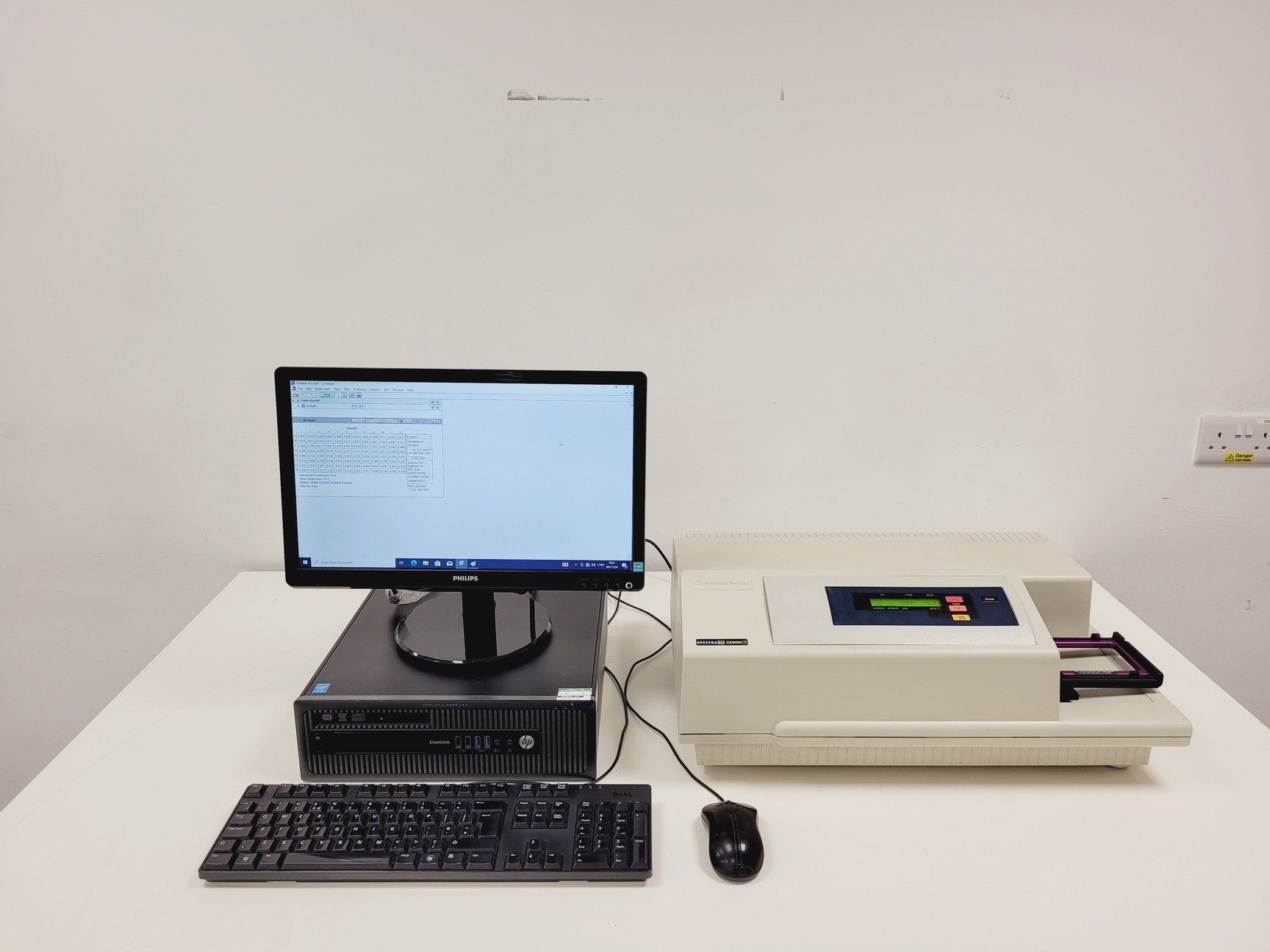 Image of Molecular Devices SpectraMax Gemini EM Microplate Fluorescence Reader System Lab