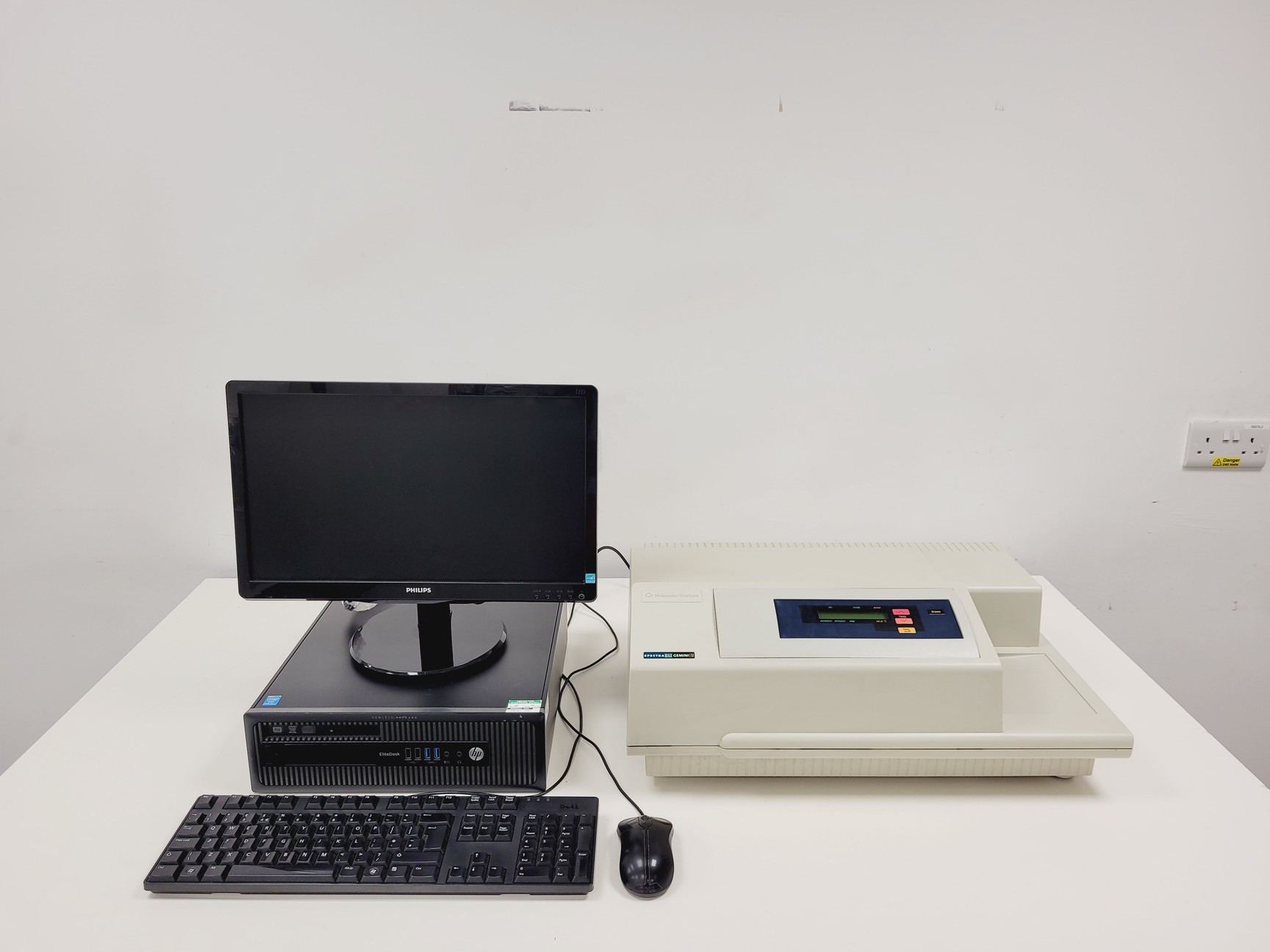 Image of Molecular Devices SpectraMax Gemini EM Microplate Fluorescence Reader System Lab