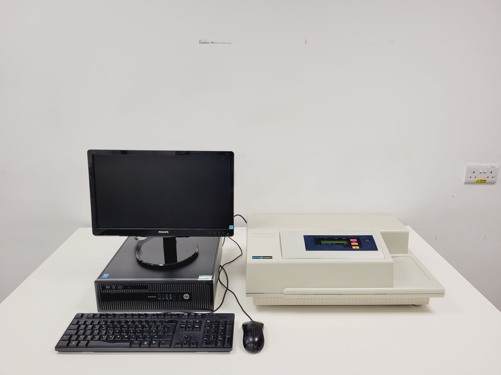 Image of Molecular Devices SpectraMax Gemini EM Microplate Fluorescence Reader System Lab