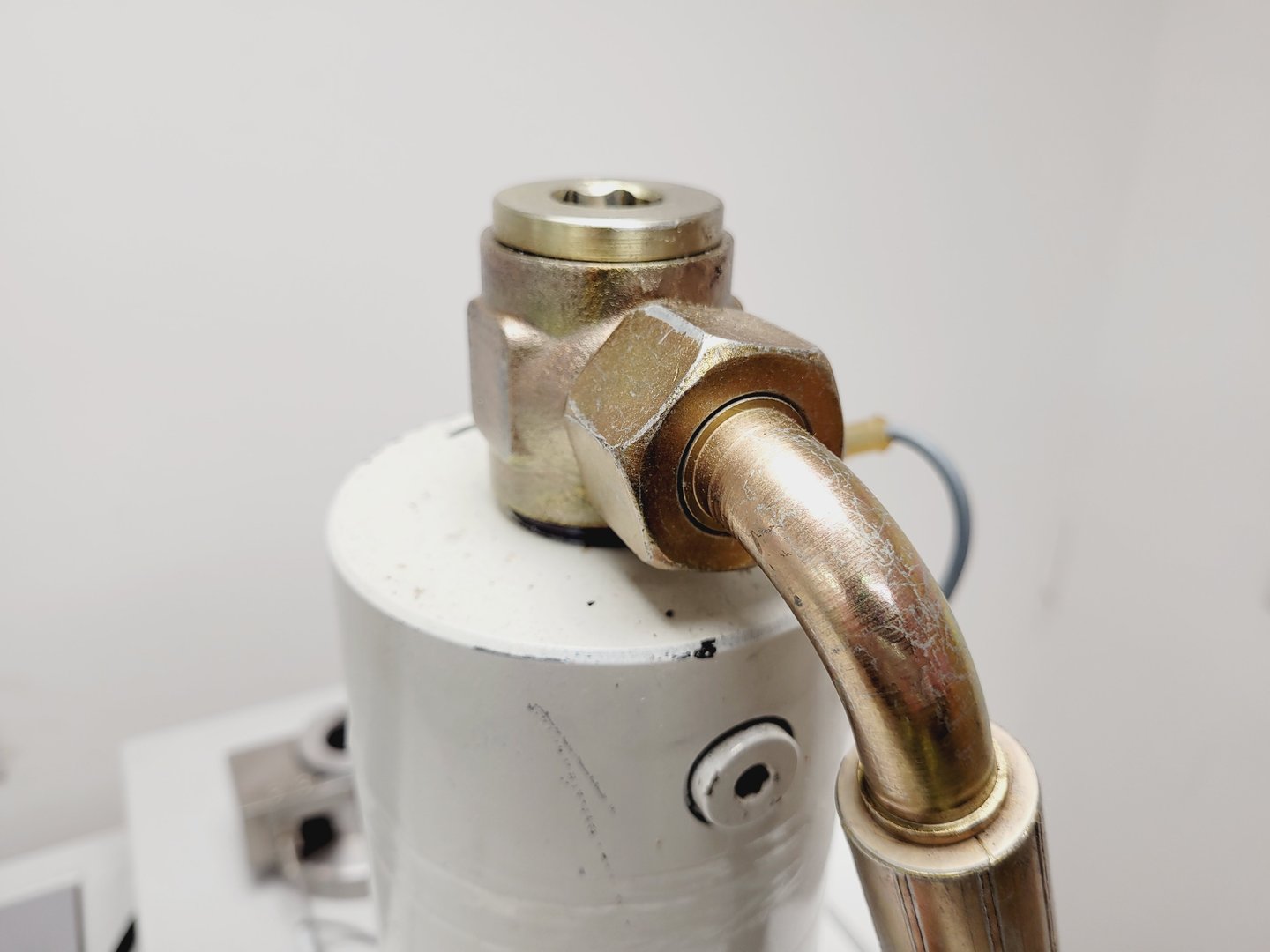 Image of BAL-TEC HPM 010 High Pressure Freezing Machine
