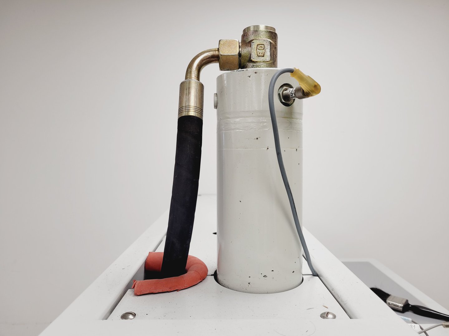 Image of BAL-TEC HPM 010 High Pressure Freezing Machine