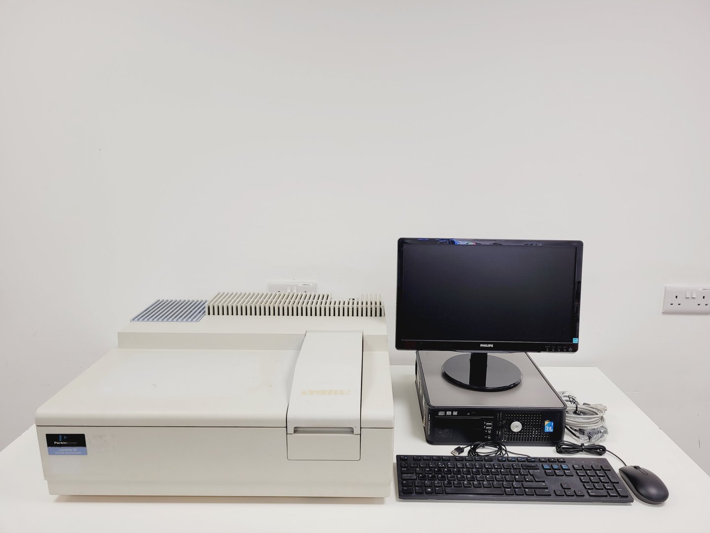 Image of Perkin Elmer Model Lambda 35 UV/VIS Spectrophotometer System w/ PC & Software