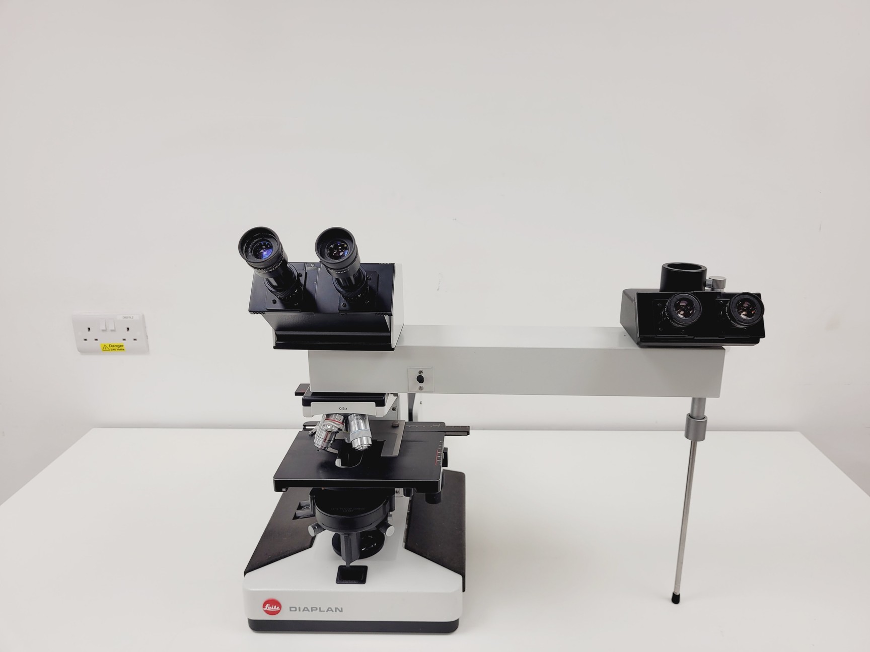 Image of Leitz Diaplan 020-437.035 Microscope with Multi-Head Bridge w/4 x Objectives Lab