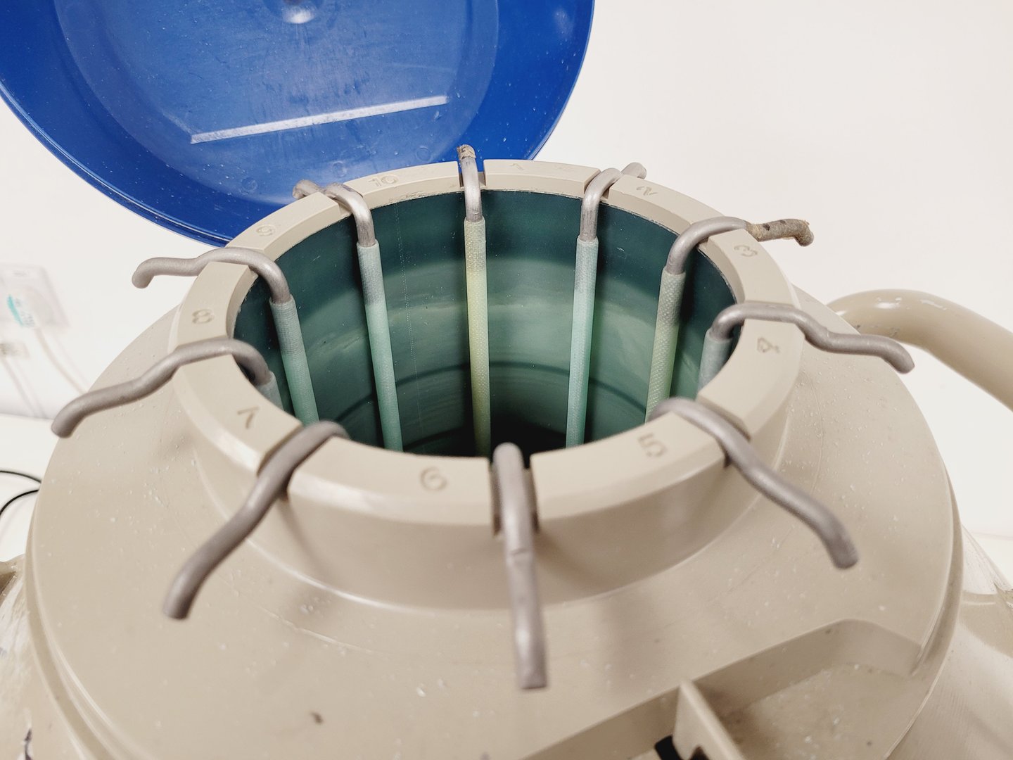 Image of Taylor Wharton 35HC Liquid Nitrogen Dewar Lab
