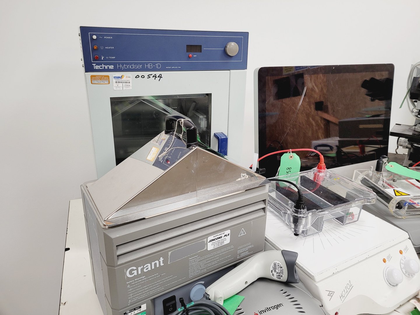 Image of Job Lot of Laboratory & IT/AV Equipements - Water baths - Glassware 