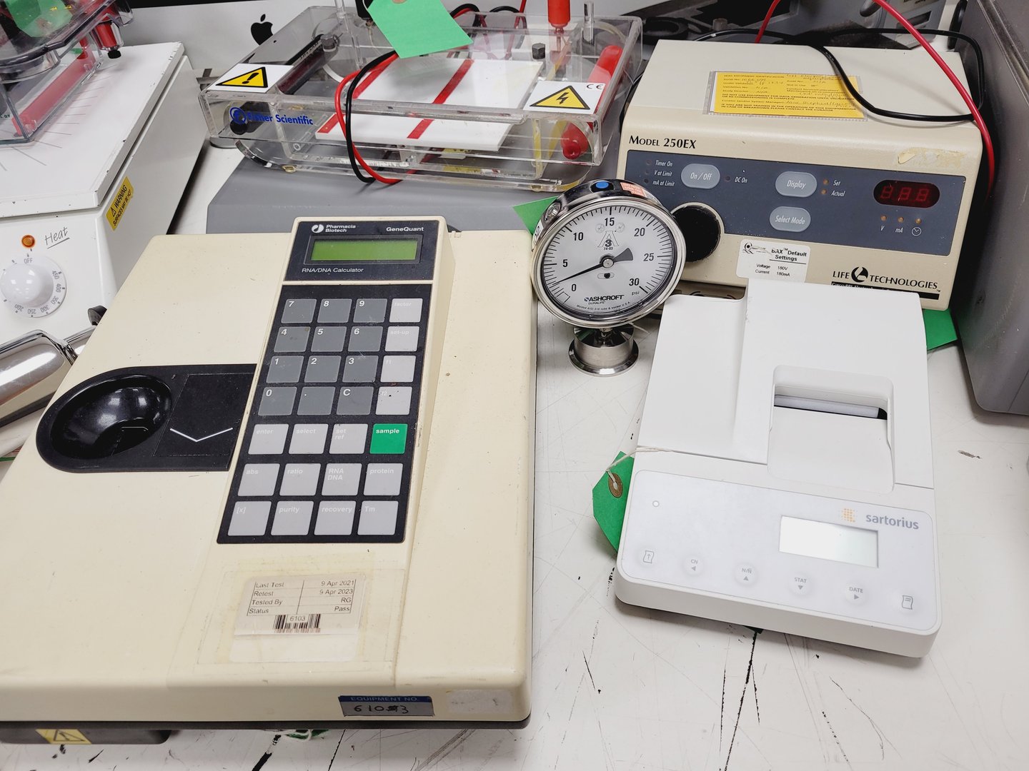 Image of Job Lot of Laboratory & IT/AV Equipements - Water baths - Glassware 
