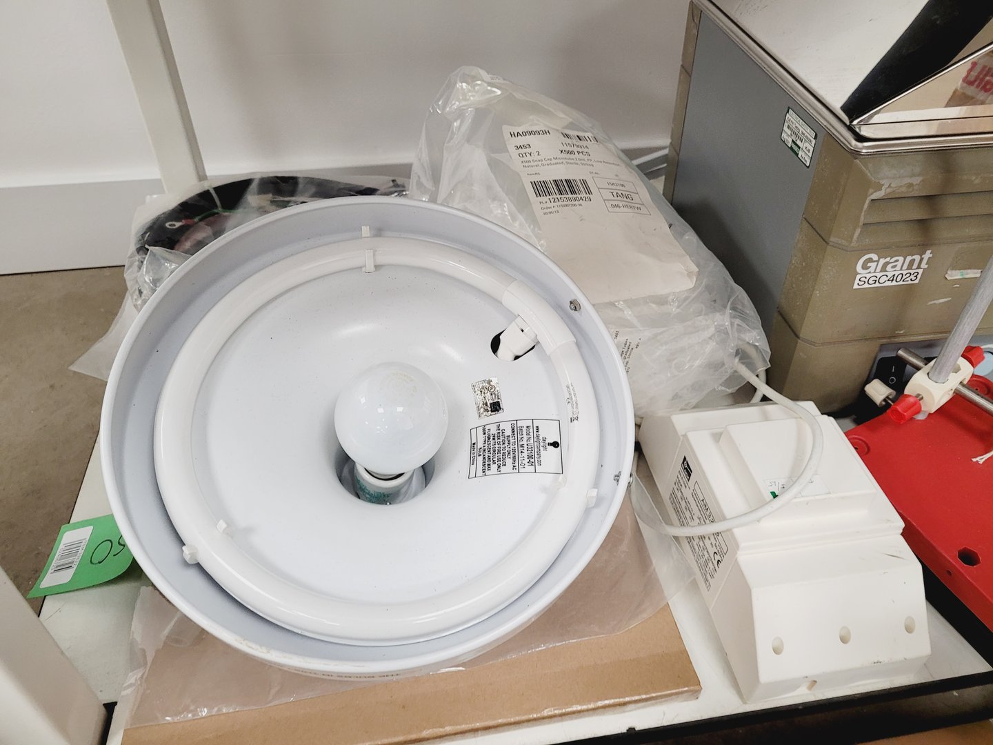 Image of Job Lot of Laboratory & IT/AV Equipements - Water baths - Glassware 