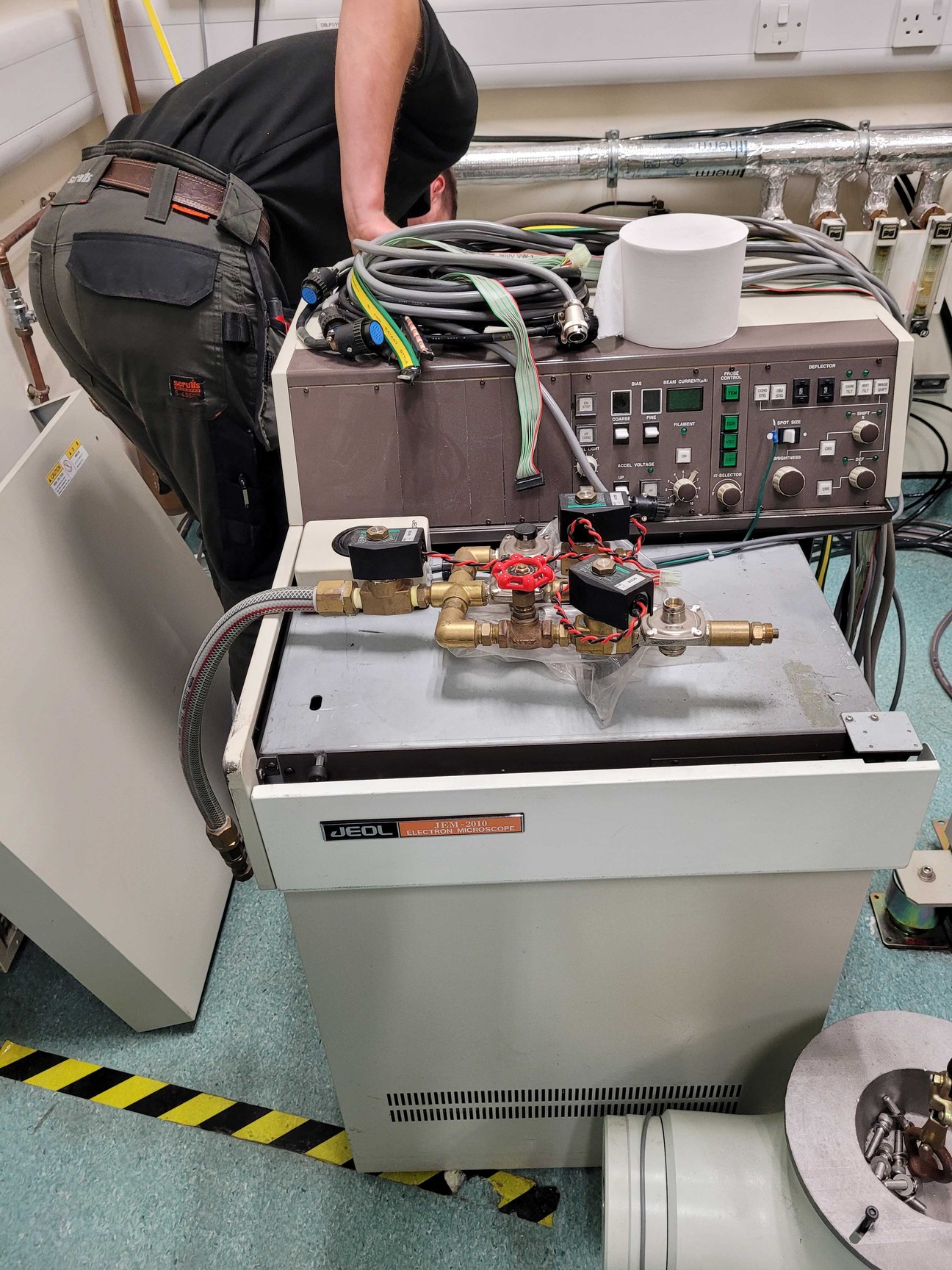 Image of JEOL JEM2011 Transmission Electron Microscope TEM with CCD Camera & EDX S/R