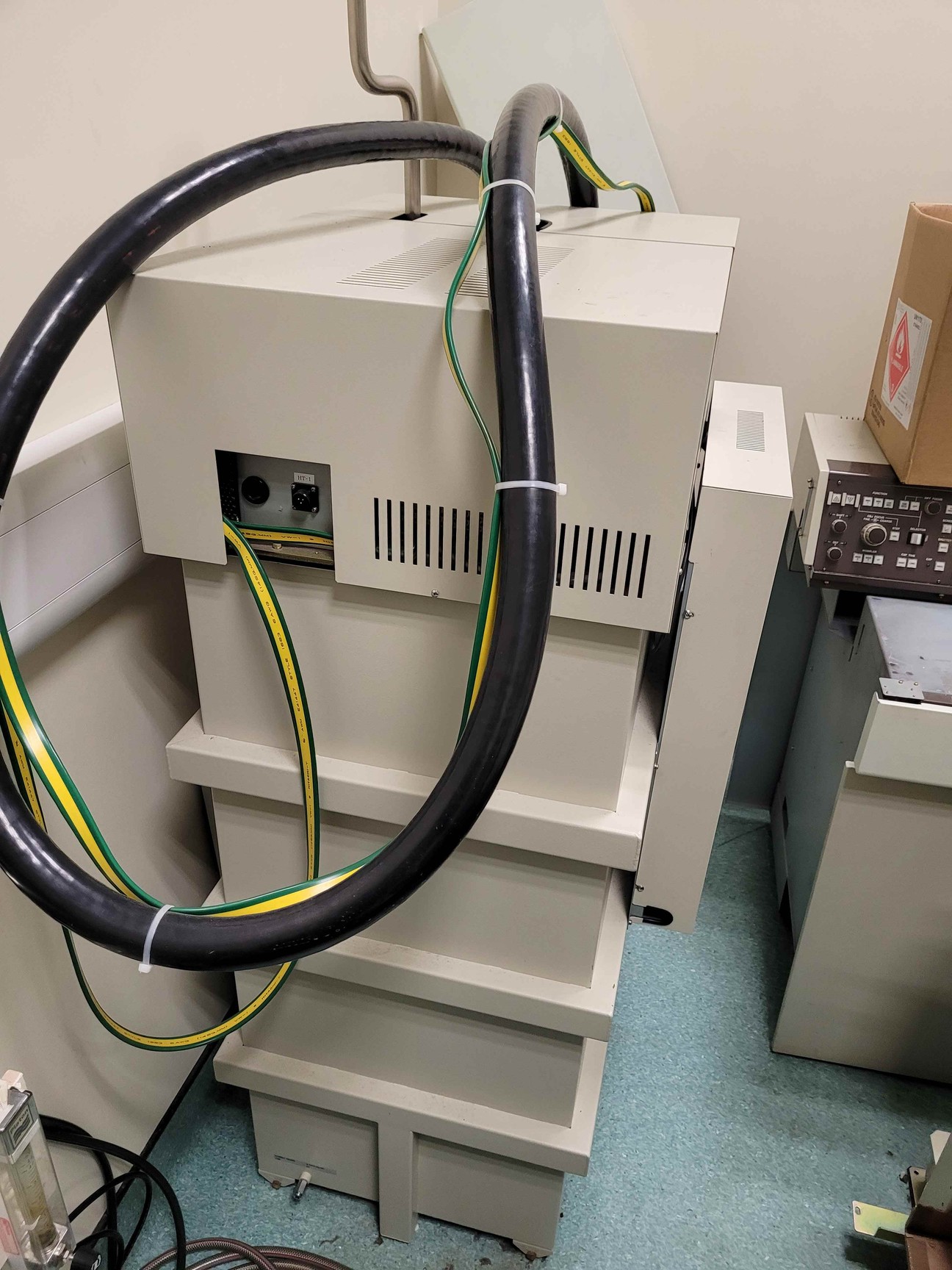 Image of JEOL JEM2011 Transmission Electron Microscope TEM with CCD Camera & EDX S/R