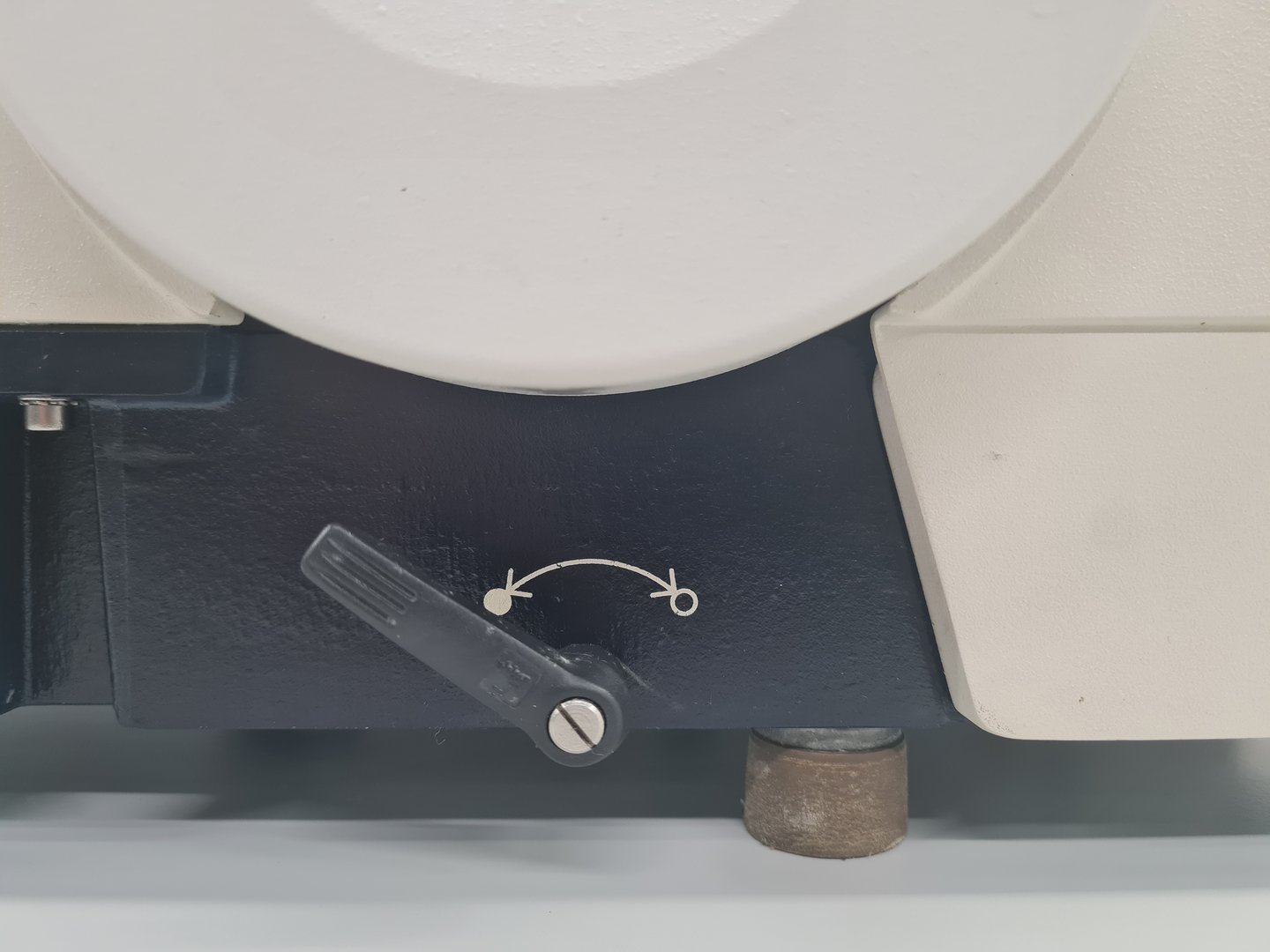 Image of Leica Instruments Model RM2135 Rotary Microtome Lab