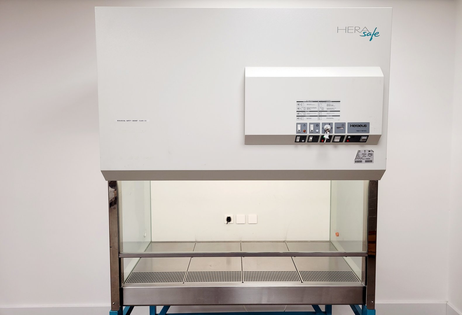 Image of Thermo Scientific Heraeus HS 12 Biological Class 2 Safety Cabinet Lab