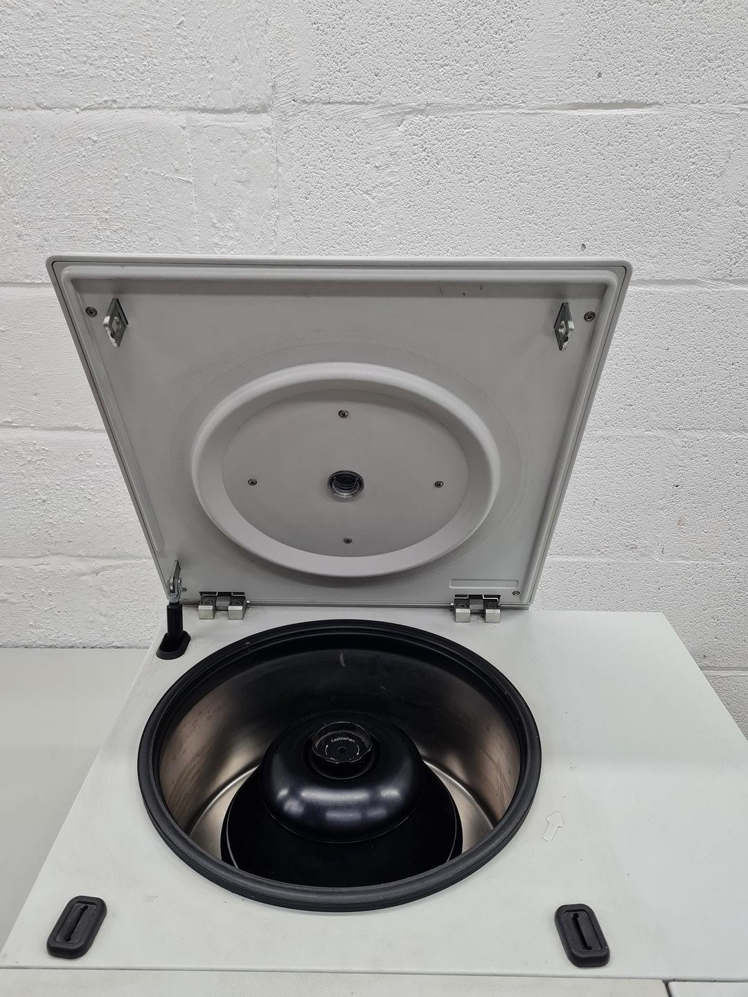 Image of Eppendorf 5804 R Refrigerated Centrifuge with F-34-8-38 Rotor Lab