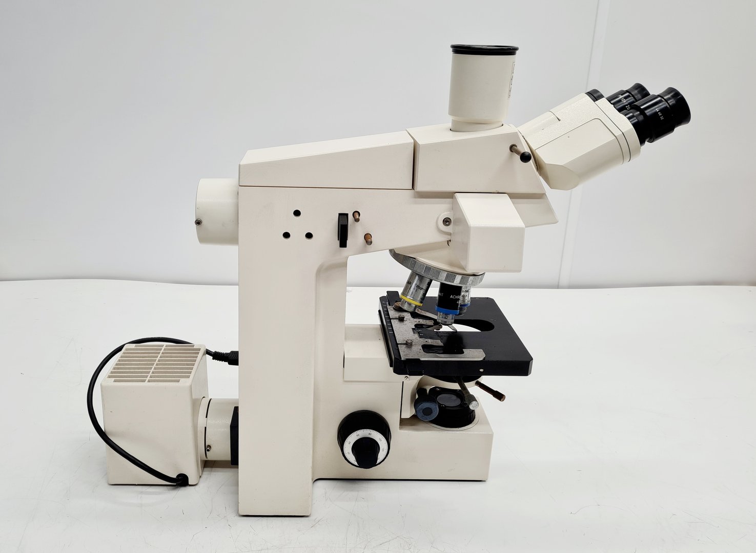 Image of Carl Zeiss Axioskop EL Einsatz Microscope w/ 3 Objectives ACHROSTIGMAT Epiplan