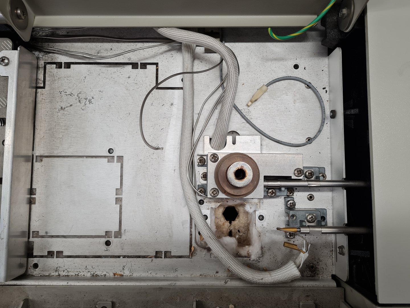 Image of Hewlett Packard 5890 Series II Gas Chromatograph Lab