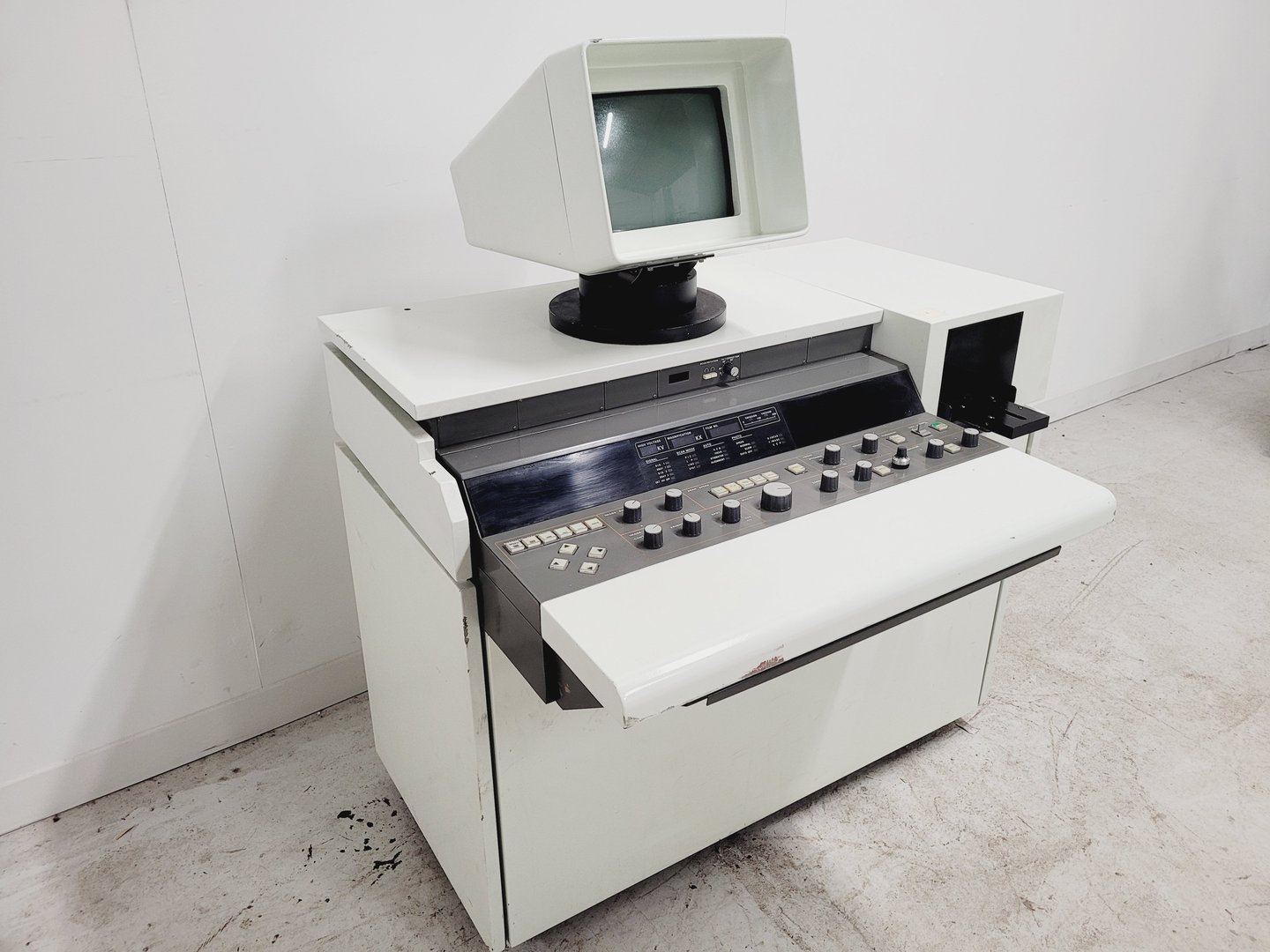 Image of ISI ABT Scanning Electron Microscope (SEM) ABT-55 Lab