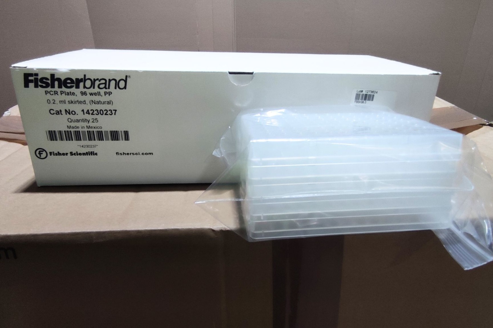 Image of 400 x Fisherbrand Skirted PCR Plates, 96-Well Low-Profile, Natural