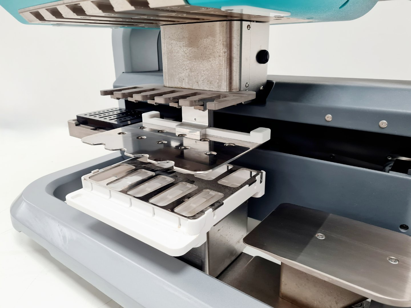 Image of SPT Labtech Dragonfly Discovery Reagent Dispenser Lab