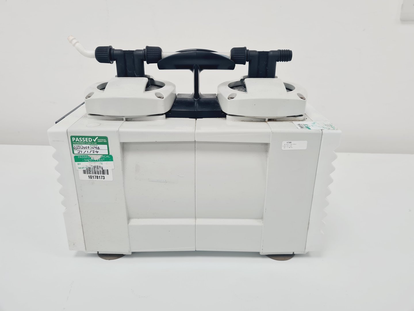 Image of Buchi Vac V-500 Vacuum Pump Lab