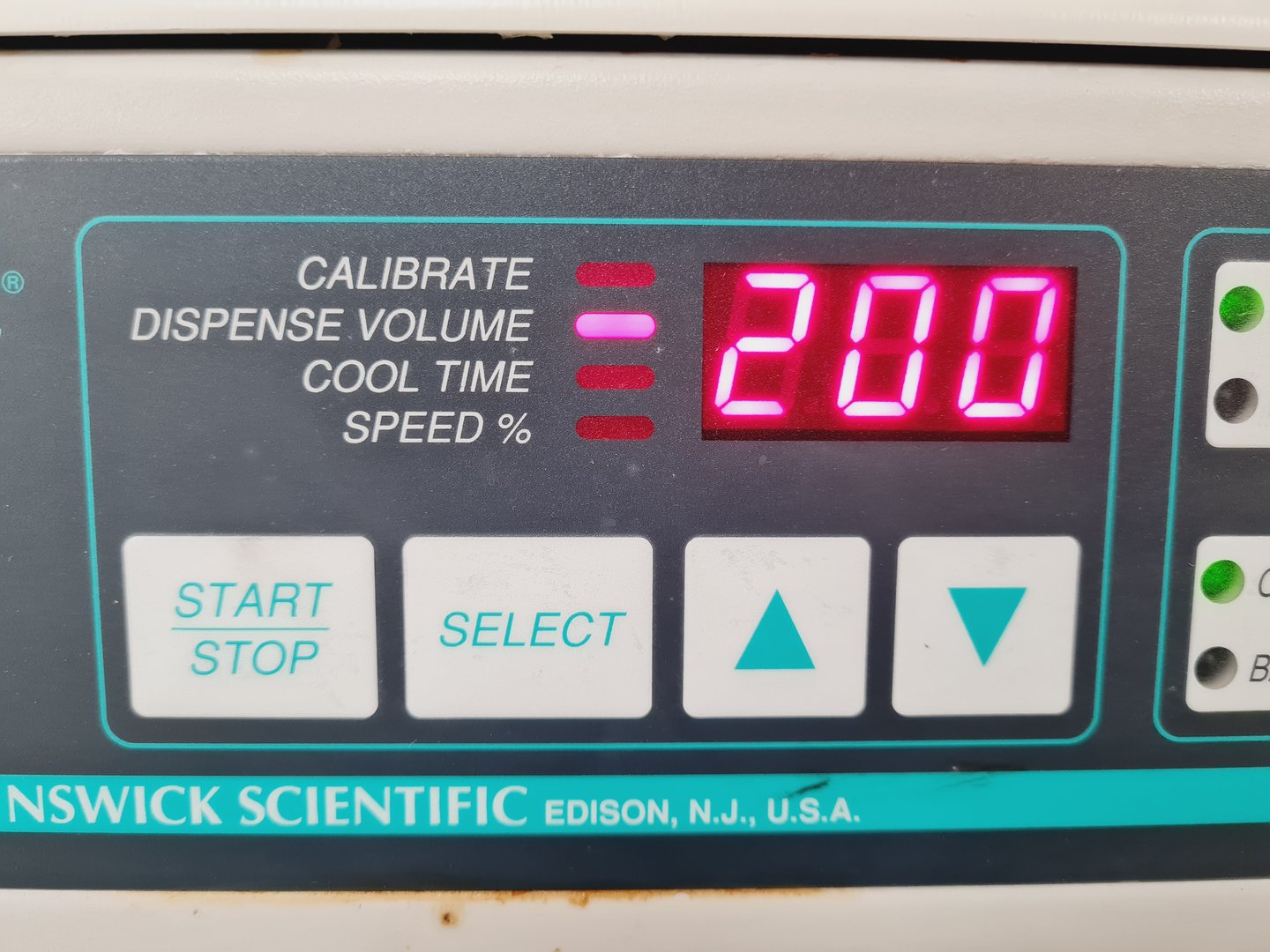 Image of New Brunswick PourMatic MP-1000 Automated Dish Filling System Lab