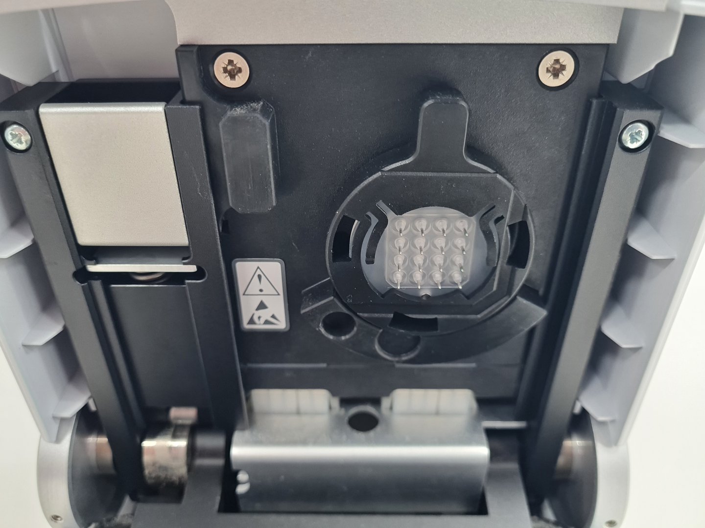 Image of Agilent 2100 Bioanalyzer System with Software & Accessories lab