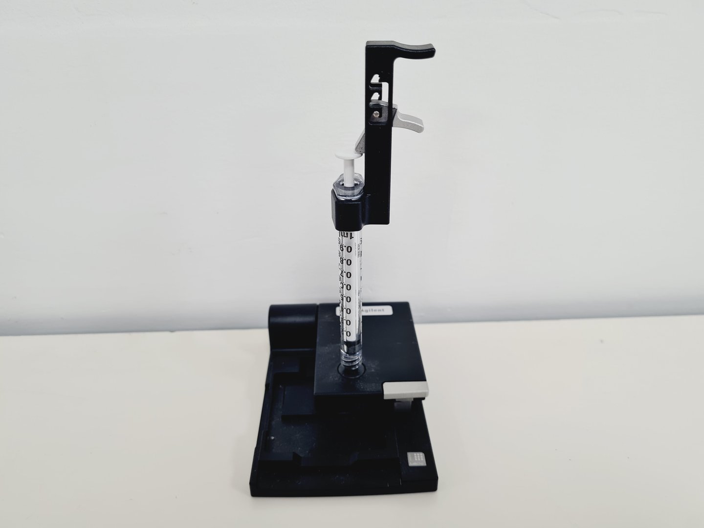 Image of Agilent 2100 Bioanalyzer System with Software & Accessories lab