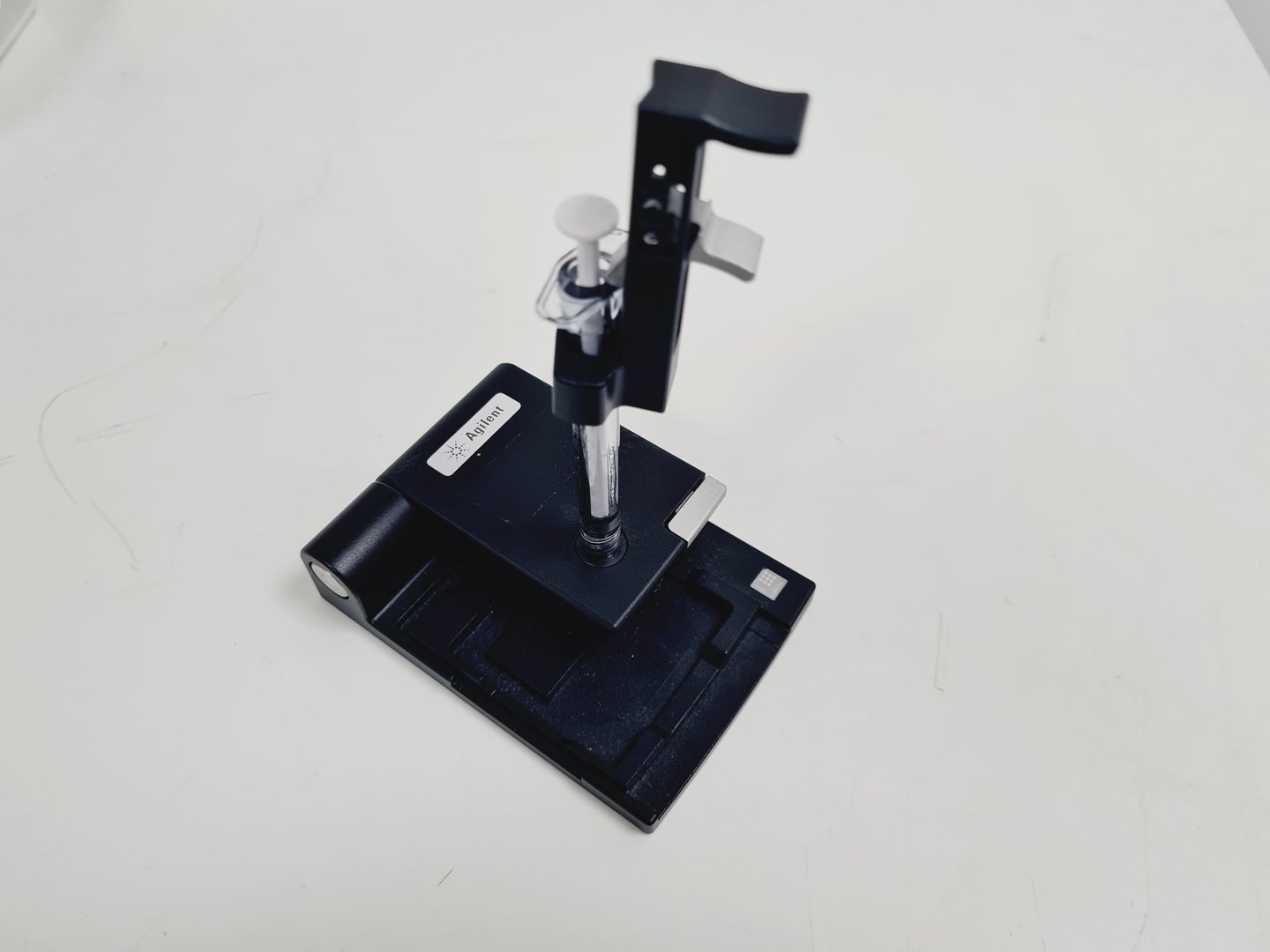 Image of Agilent 2100 Bioanalyzer System with Software & Accessories lab