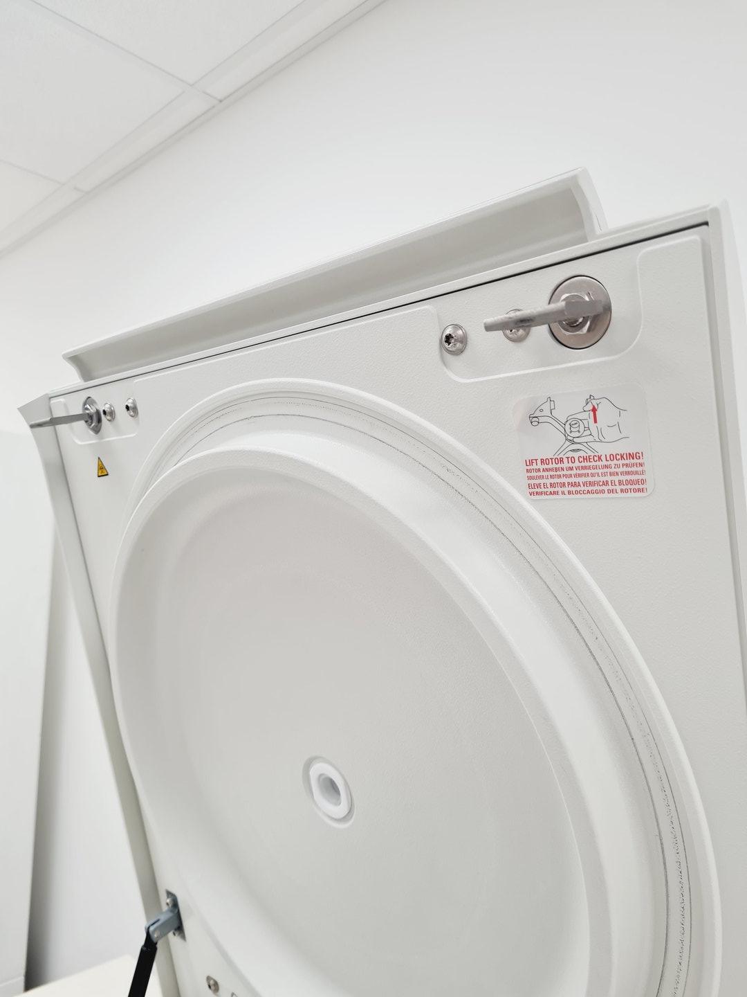 Image of Thermo Scientific Benchtop Laboratory Centrifuge Heraeus Megafuge 40R Lab