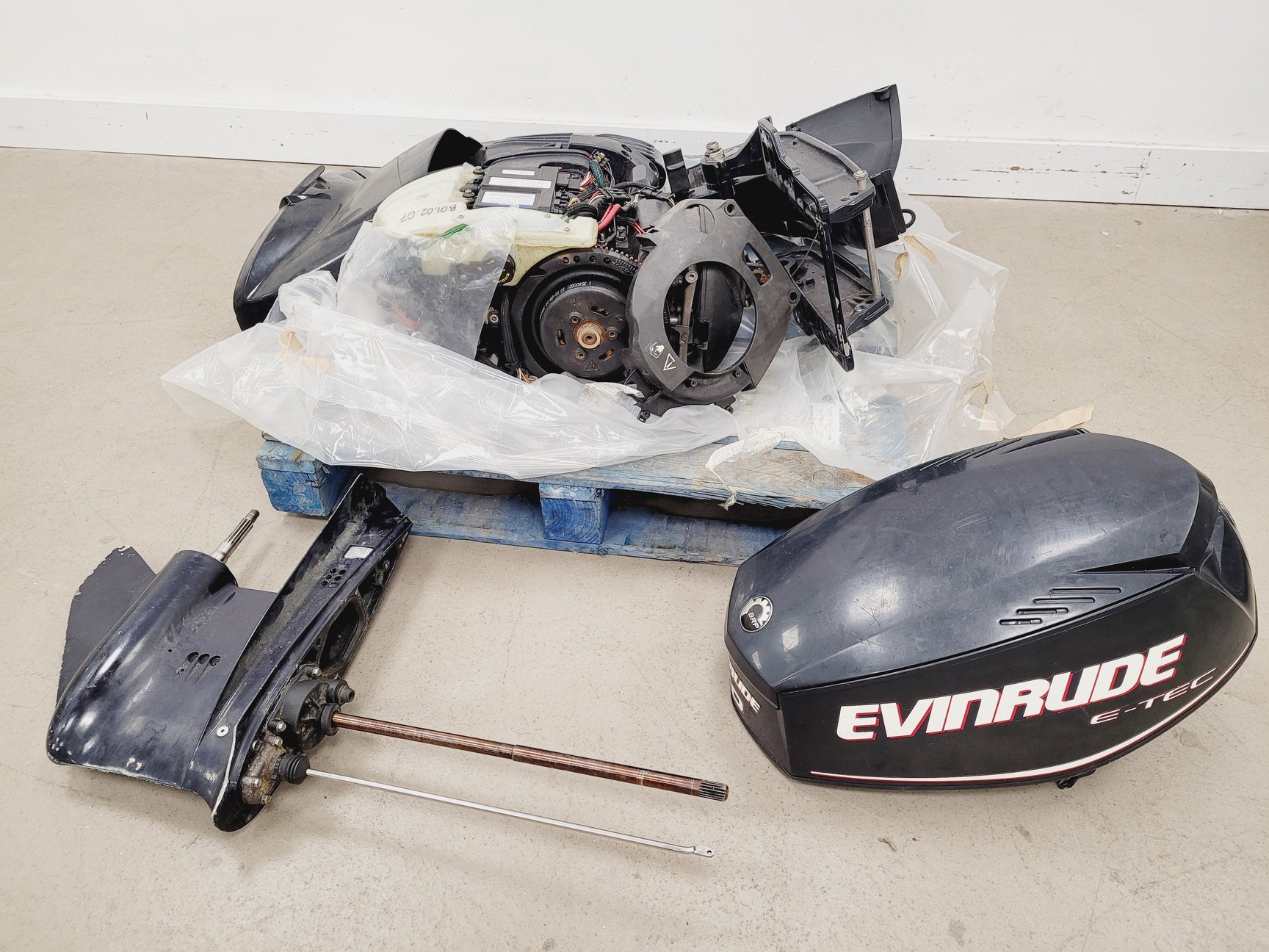 Image of Evinrude E-Tec 40hp E40DPLIIS Outboard Boat Engine (Missing Propeller)