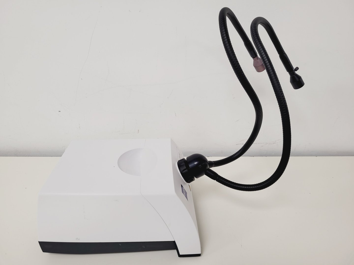 Image of Zeiss SteREO Discovery.V8 w/  CRI90 Cold Light Source, PC & Software Lab
