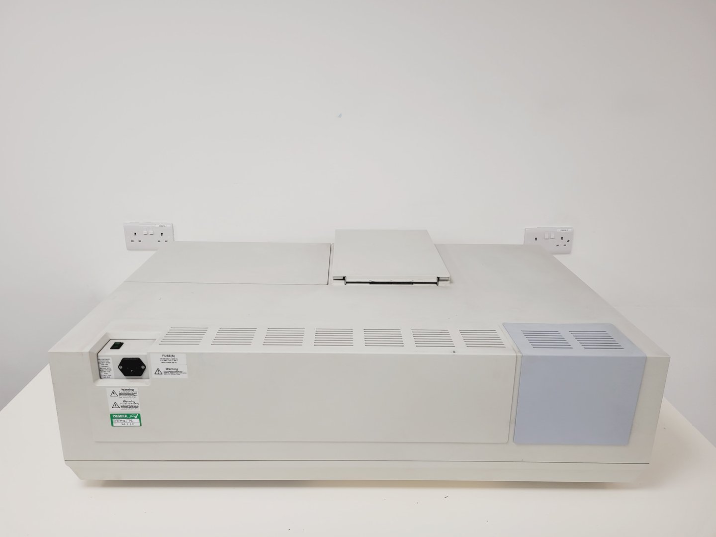 Image of Perkin Elmer Lambda 900 UV/VIS/NIR Spectrometer Lab