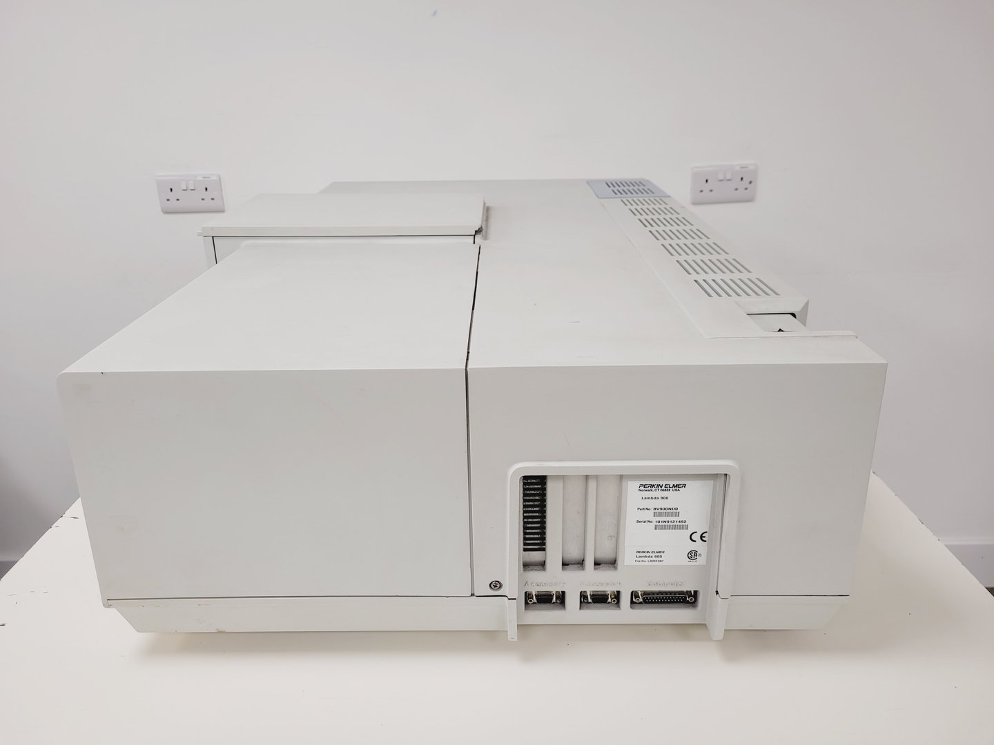 Image of Perkin Elmer Lambda 900 UV/VIS/NIR Spectrometer Lab